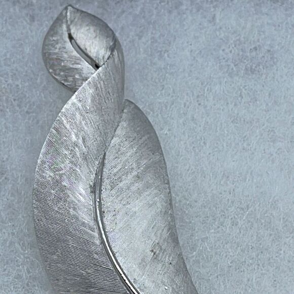 Vintage crown Trifari curved feather leaf brooch - Picture 4 of 9